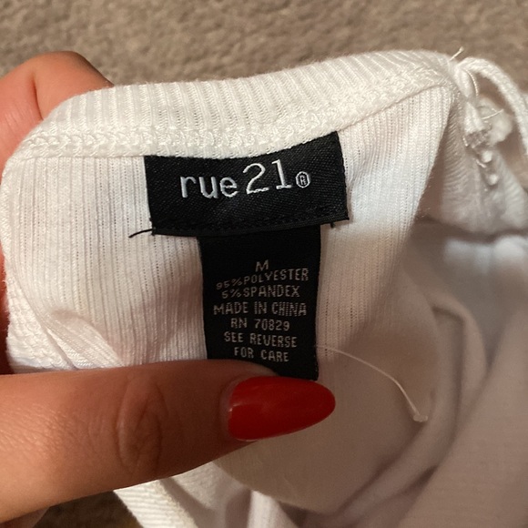 Rue 21 White tank, cross back. - Picture 3 of 3